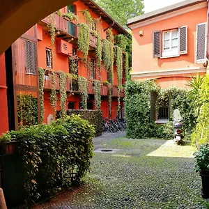 Alzaia Naviglio Grande Milano